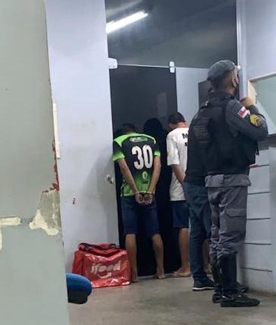 Supostos entregadores de lanche são presos após assaltos em Manaus