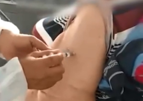 Profissional de saúde que fingiu vacinar idosa terá conduta investigada