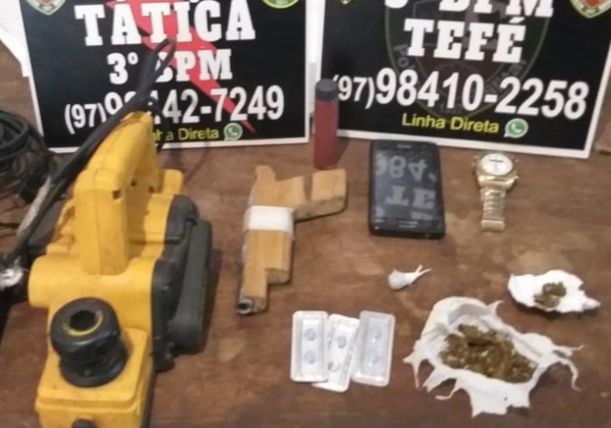 Homem é preso com drogas e arma em porto de catraia no Amazonas