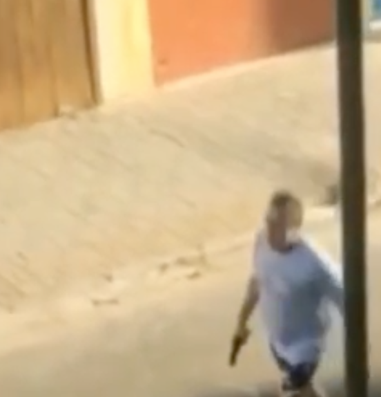 Vídeo: Prefeito aponta arma e ameaça pessoa na rua: 'vai levar bala'