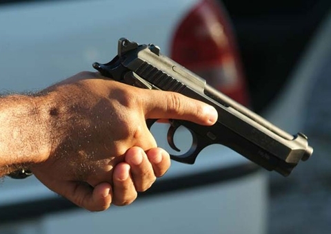 Assaltante sofre acidente durante fuga e troca tiros com PMs em Manaus