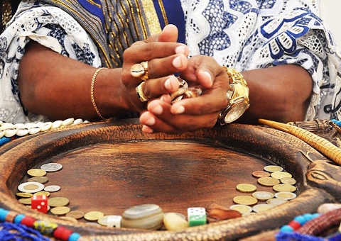 Mãe de santo de famosos é acusada de extorquir mais de R$ 50 mi de cliente