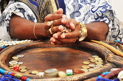 Mãe de santo de famosos é acusada de extorquir mais de R$ 50 mi de cliente