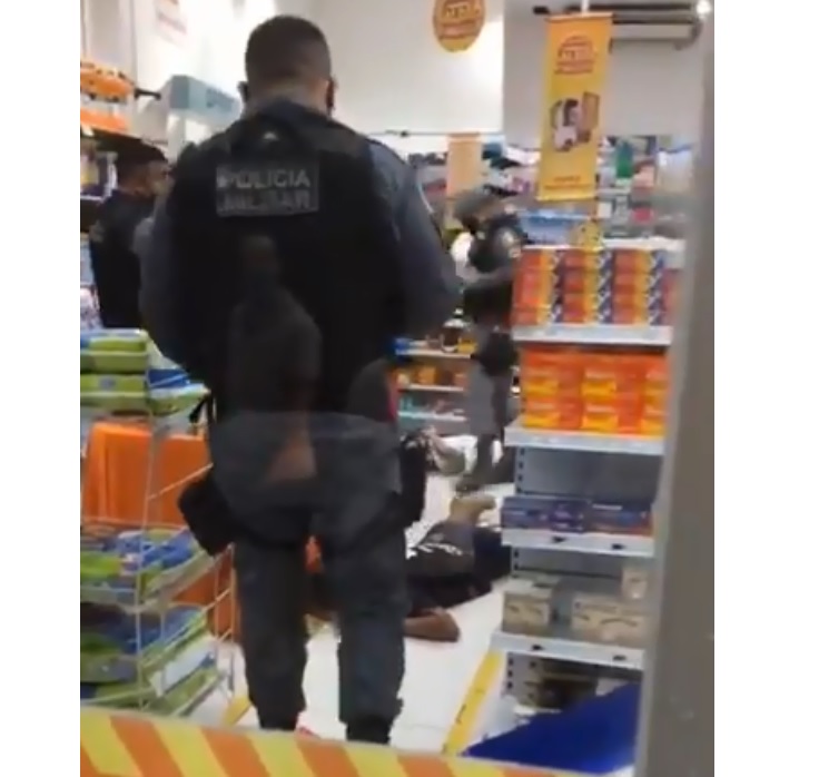 Vídeo: Dupla é presa durante assalto a drogaria em Manaus
