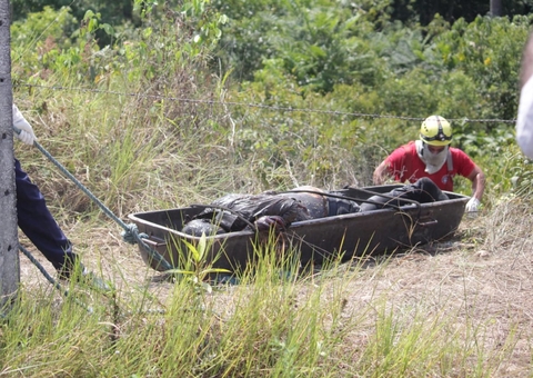 Homem achado em decomposição foi torturado e desovado em ramal de Manaus 