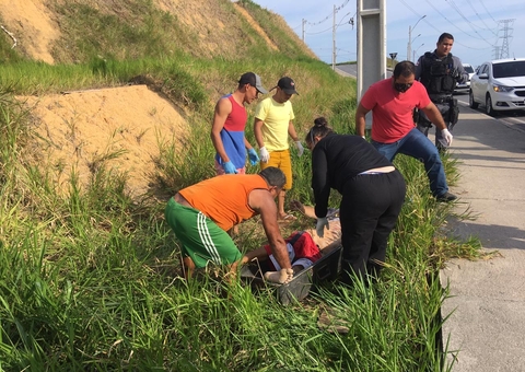 Pedestres levam susto ao encontrarem homem morto em avenida de Manaus