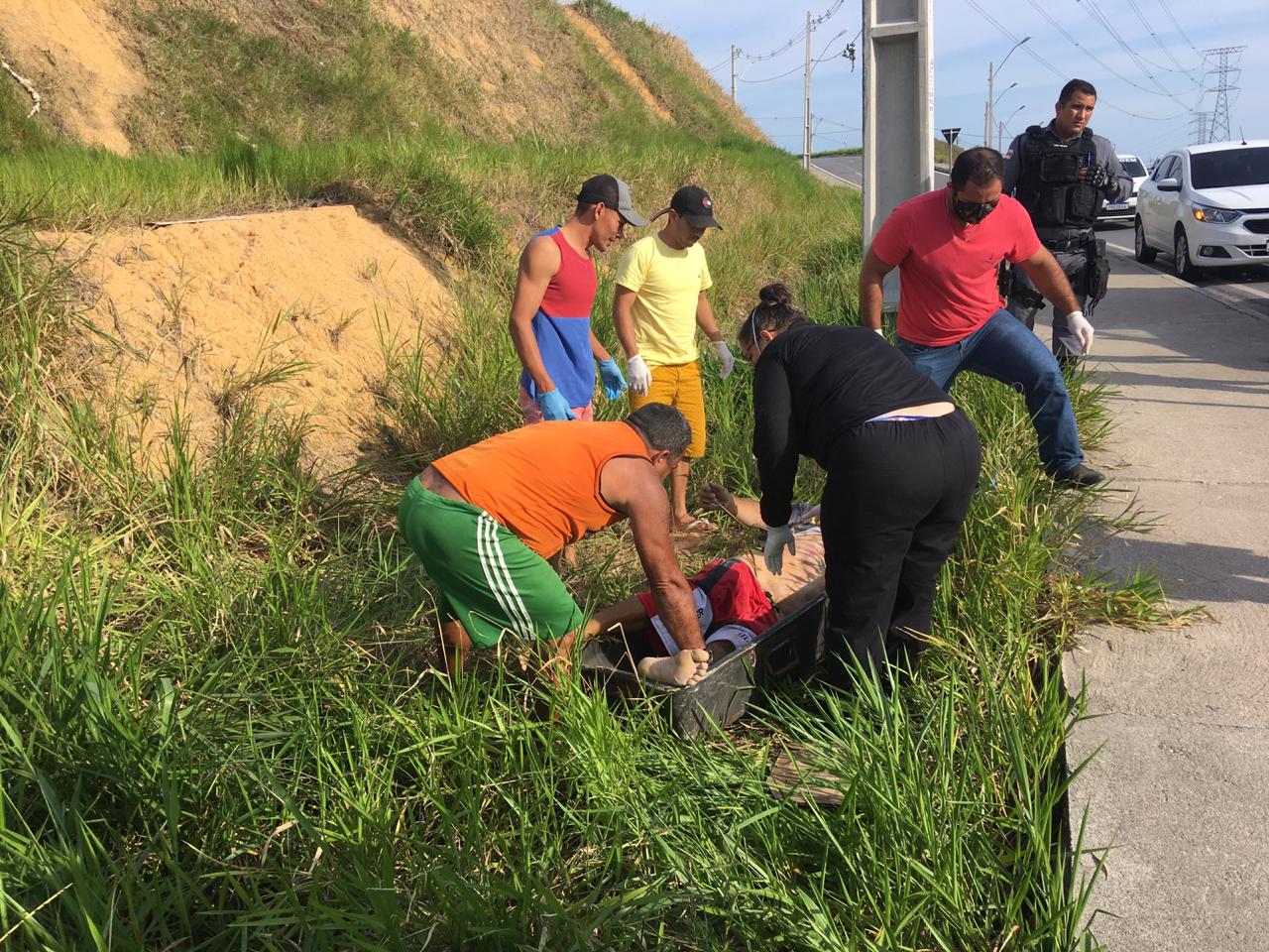 Pedestres levam susto ao encontrarem homem morto em avenida de Manaus