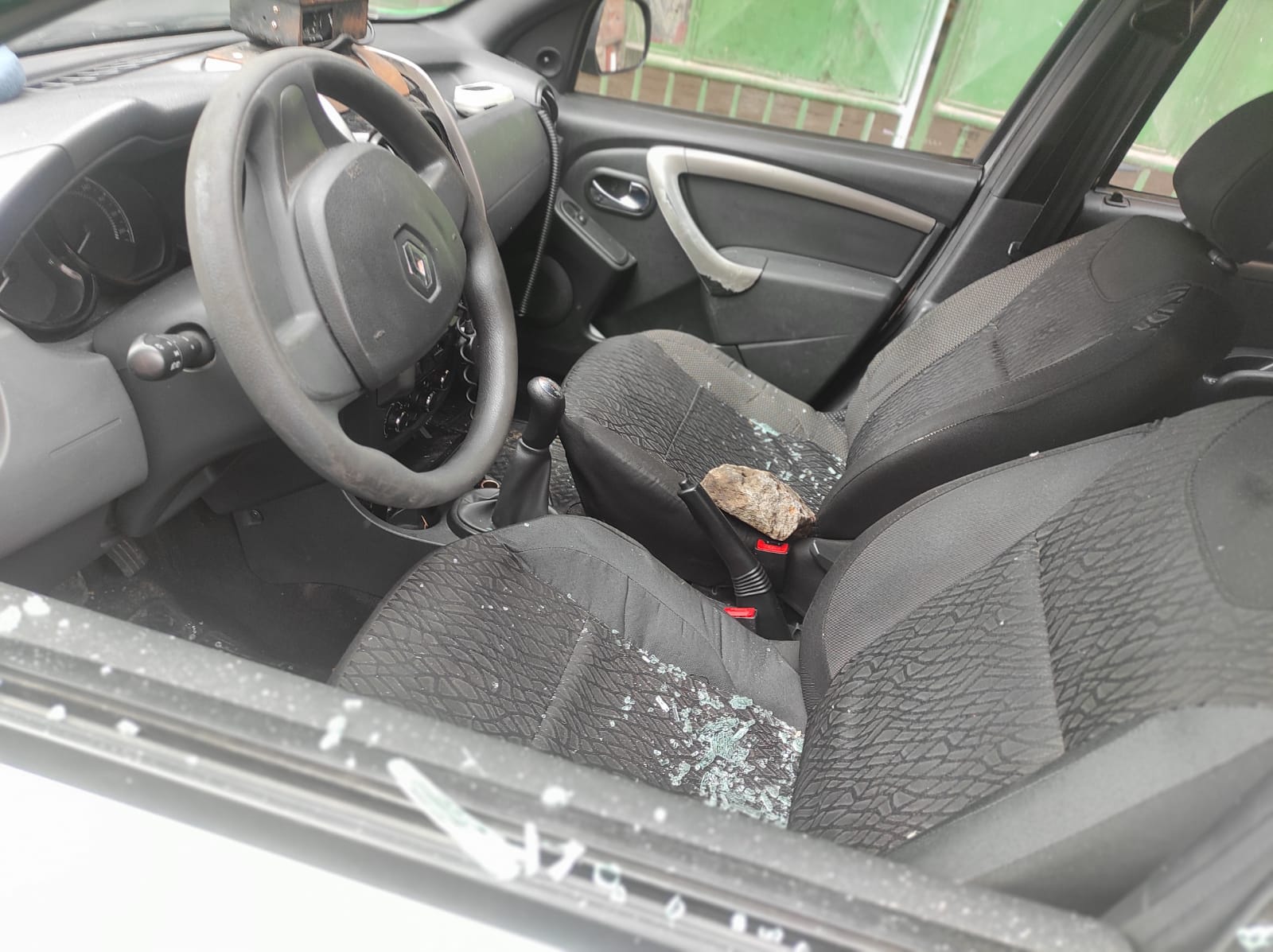 Criminosos apedrejam viatura após prisão de comparsas em Manaus