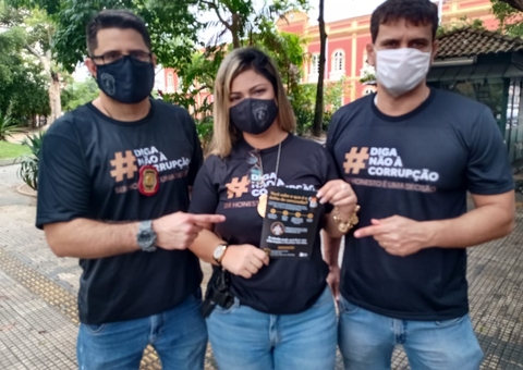 Delegacia de combate à corrupção faz campanha em lojas do Centro de Manaus