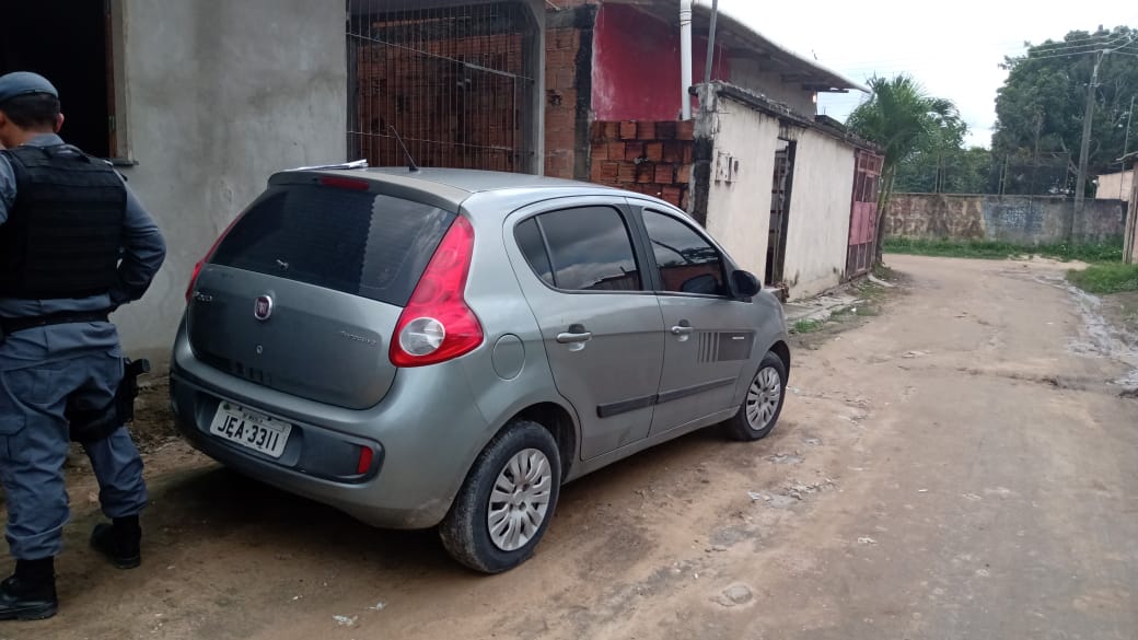 Carro é abandonado próximo ao local onde corpo foi enterrado em Manaus 