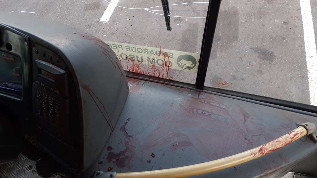 Passageiro de ônibus é baleado no rosto durante assalto em Manaus