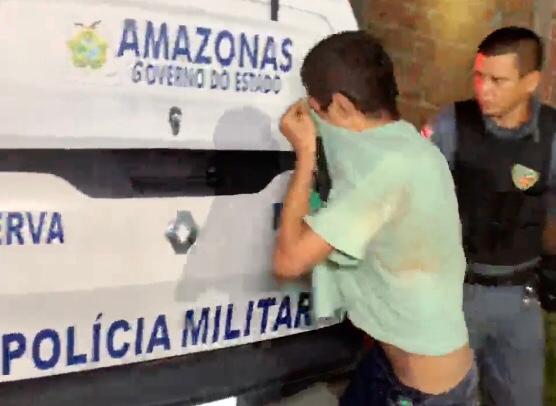Homem leva 'surra' ao ser flagrado entrando em basculante de casa em Manaus