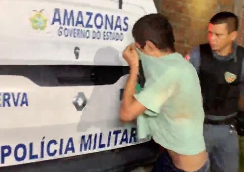 Homem leva 'surra' ao ser flagrado entrando em basculante de casa em Manaus