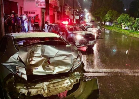 Após perseguição policial, dupla é presa com carro roubado em Manaus 