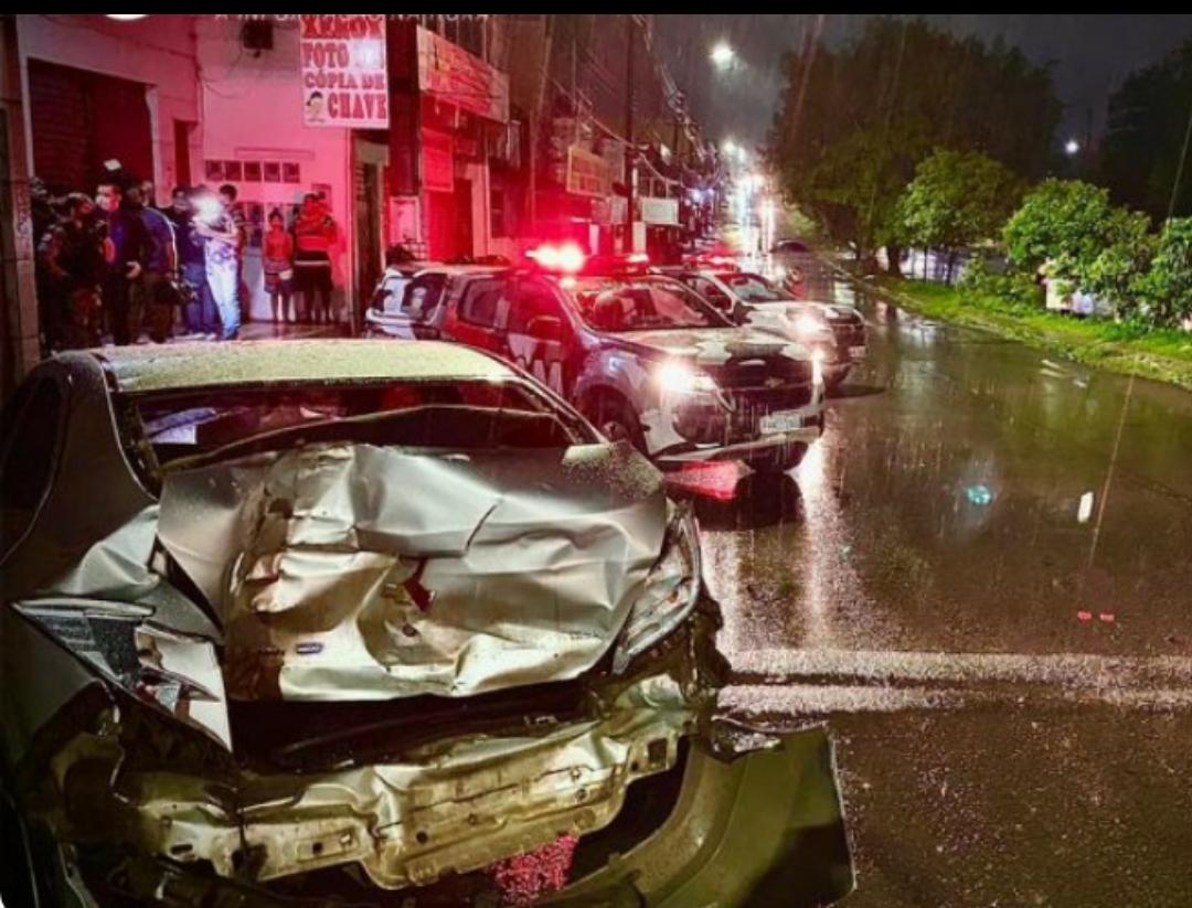 Após perseguição policial, dupla é presa com carro roubado em Manaus 
