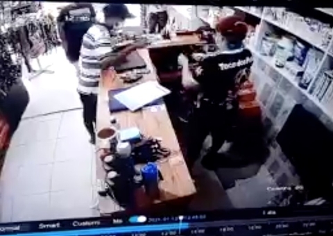 Vídeo mostra criminosos armados durante assalto em pet shop de Manaus