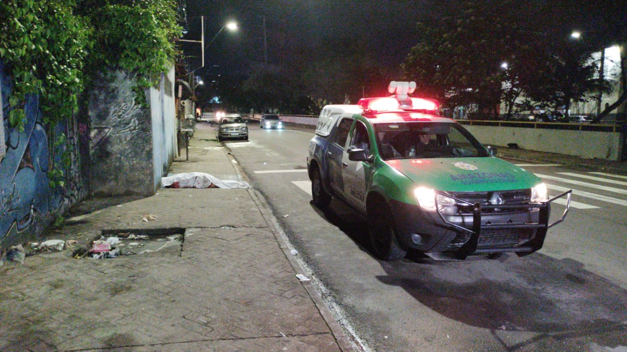 Homem é morto por motociclistas em avenida de Manaus