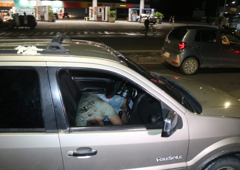 Bebê de um ano é baleado e pai é morto durante passeio de carro em Manaus