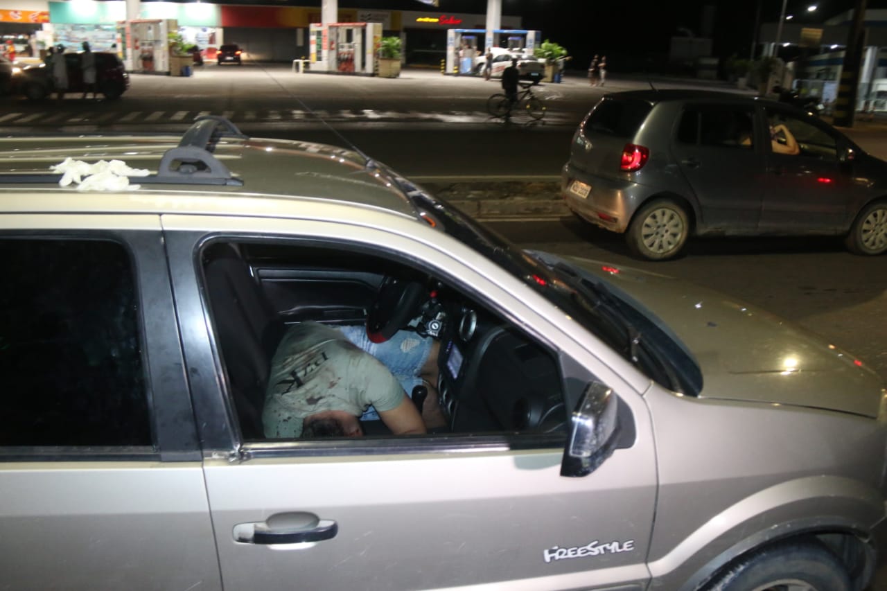 Bebê de um ano é baleado e pai é morto durante passeio de carro em Manaus