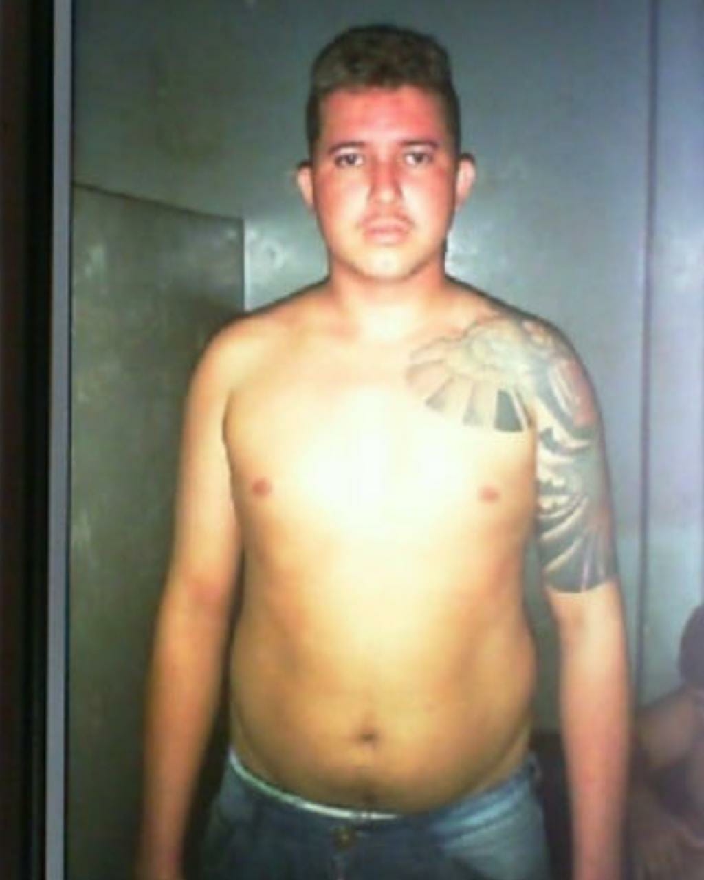 Polícia divulga foto do suspeito de integrar facção criminosa em Manaus 