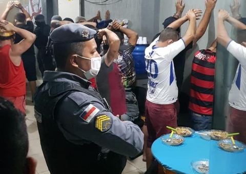 Polícia prende 30 em cassino clandestino perto de delegacia em Manaus
