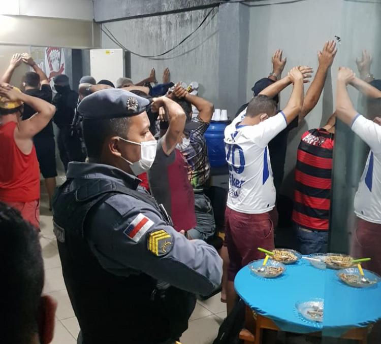 Polícia prende 30 em cassino clandestino perto de delegacia em Manaus