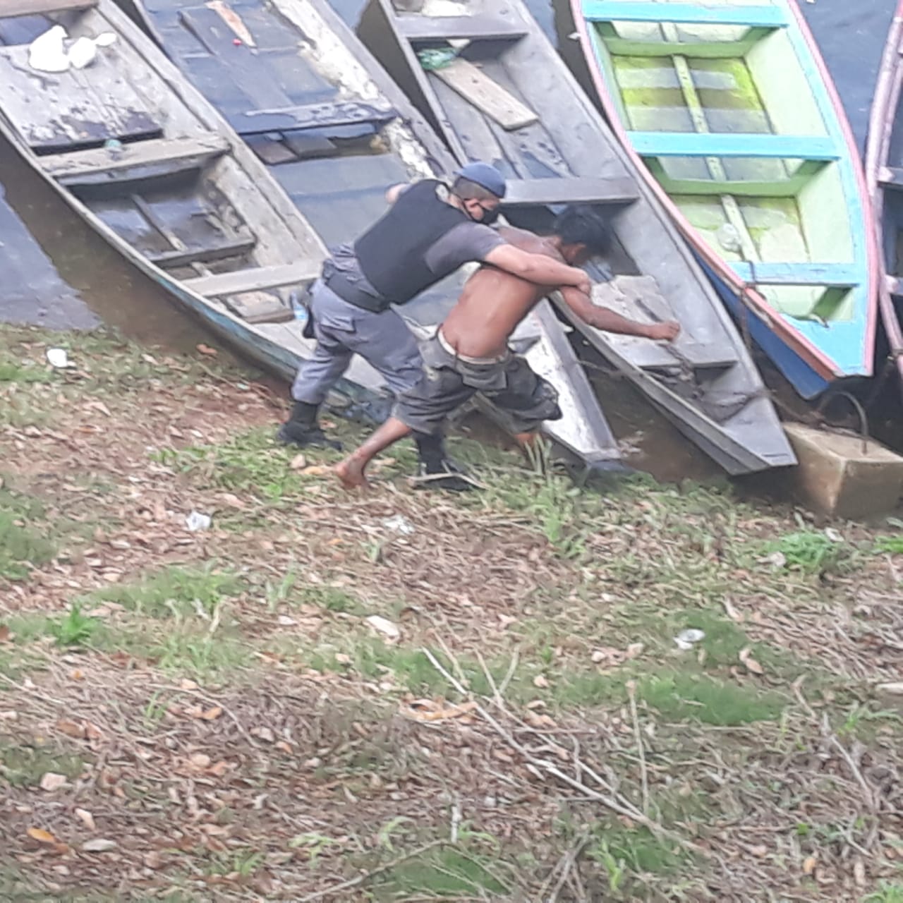 Suspeito tenta fugir de canoa após estupro de idosa no Amazonas