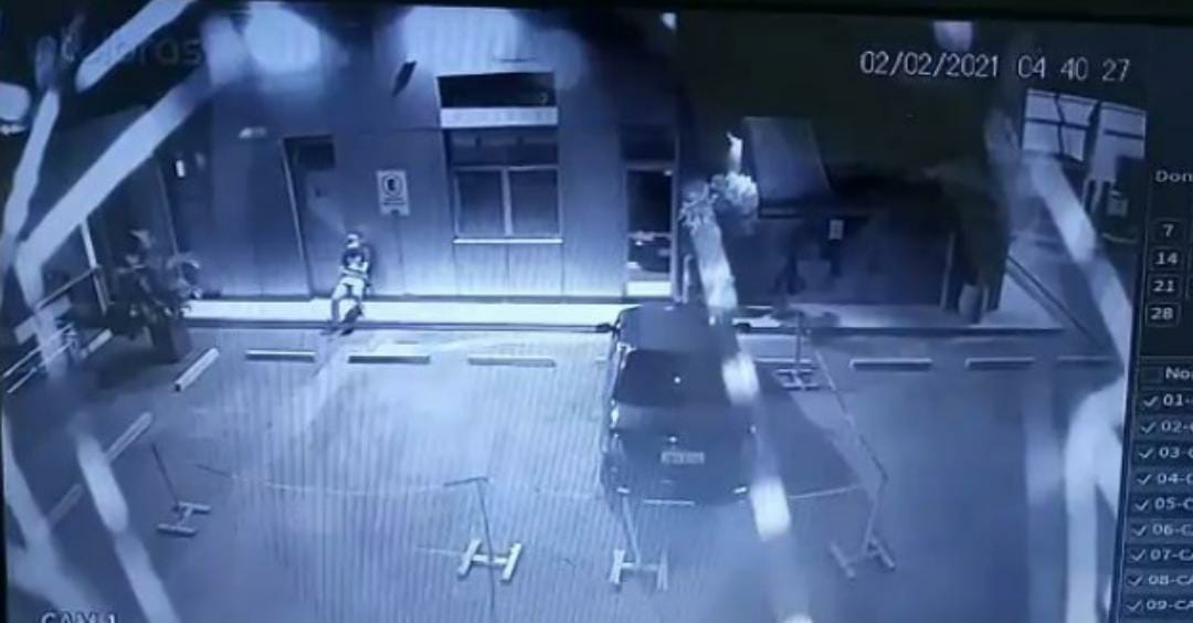 Vídeo: Frentista é atingido com golpes de terçado durante assalto em Manaus