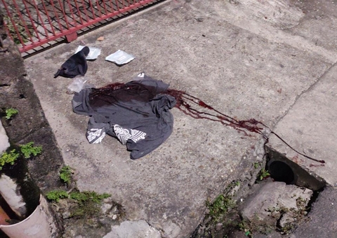 Motociclistas tentam matar homem no meio da rua em Manaus