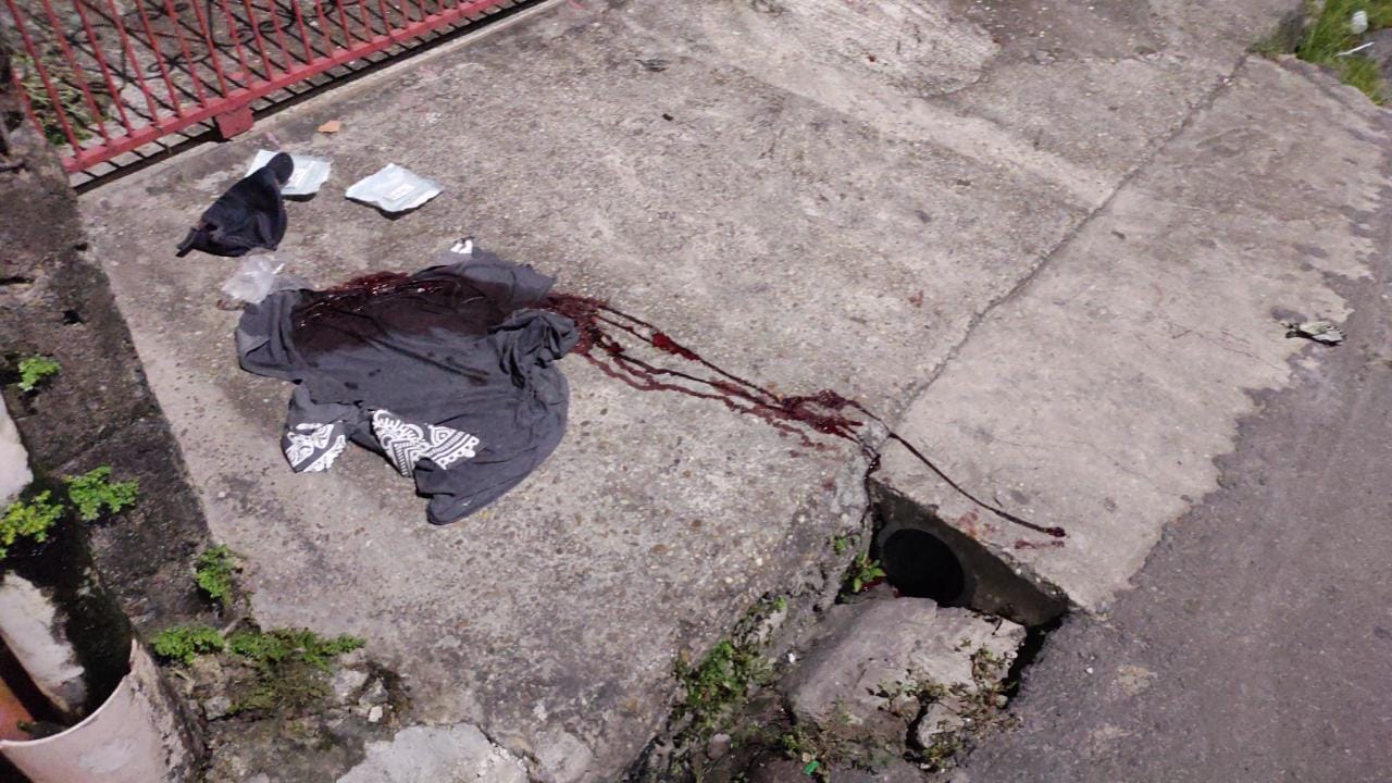 Motociclistas tentam matar homem no meio da rua em Manaus