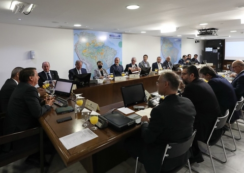 Bolsonaro faz reunião com ministros e exclui apenas Mourão