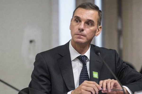 Irritado com reformas, Bolsonaro demite presidente do Banco do Brasil
