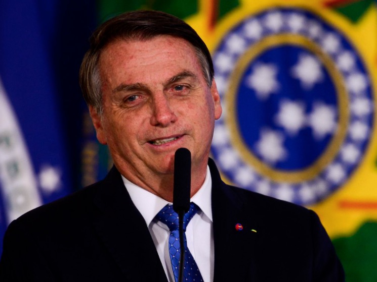 Em meio a alta de mortes, Bolsonaro diz que Brasil vive 'fim da pandemia'