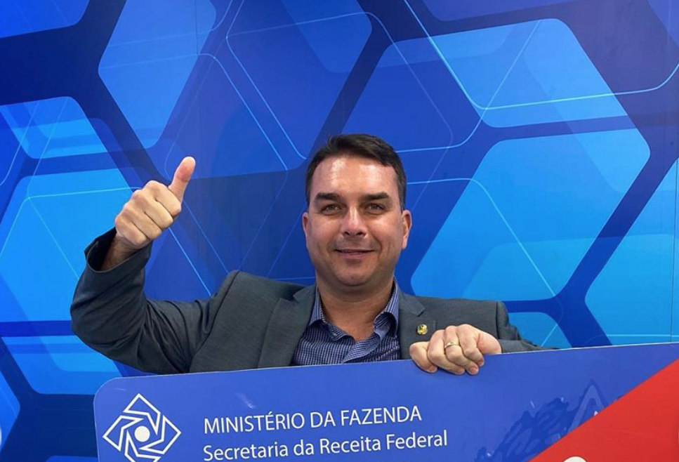 Em viagem no Amazonas, Flávio Bolsonaro não vai a acareação no MPF