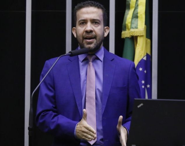 Defensor do auxílio, André Janones é candidato a presidência da Câmara