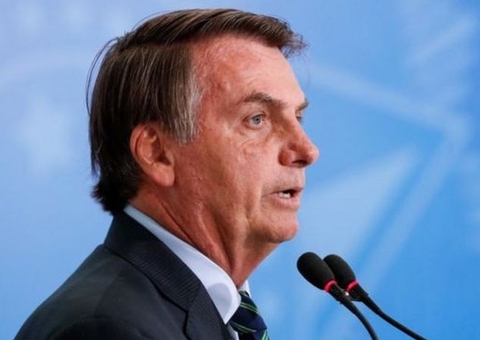 Bolsonaro afirma que vacinas foram entregues no dia 'D-1'