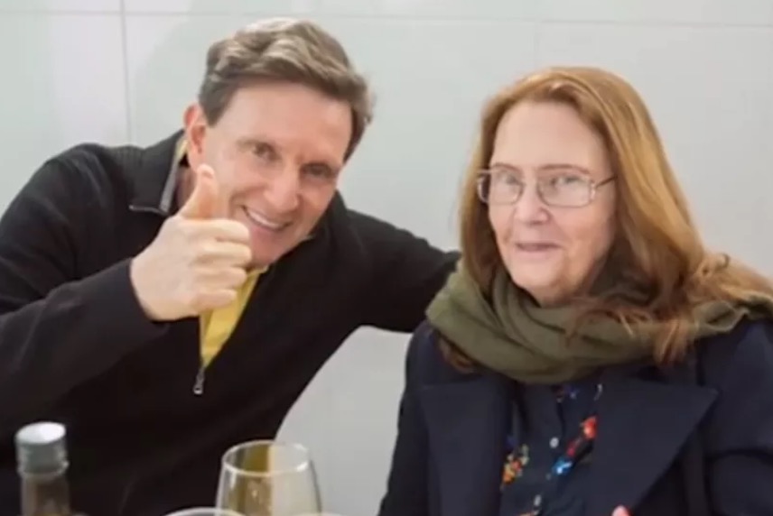 Sob escolta, Crivella chega ao velório da mãe