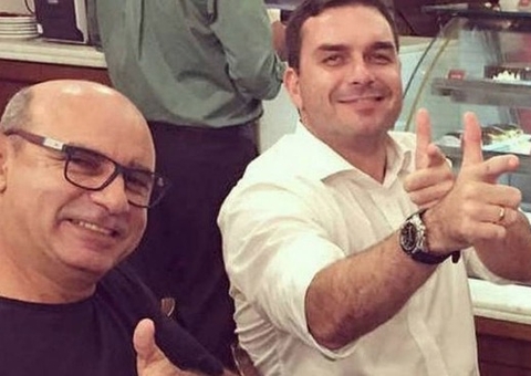 Flávio Bolsonaro e Queiroz são denunciados por esquema de 'rachadinhas'