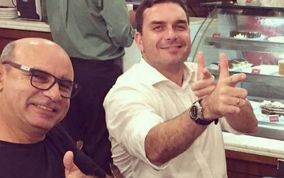 Flávio Bolsonaro e Queiroz são denunciados por esquema de 'rachadinhas'