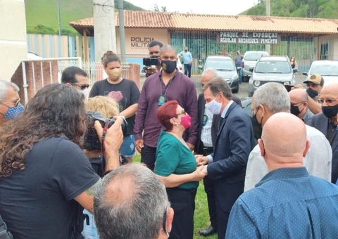 Sob escolta, Crivella chega ao velório da mãe