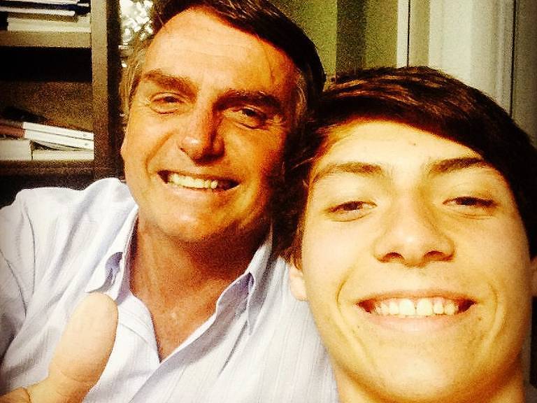 Jair Renan sinaliza em rede social que também pode entrar na política