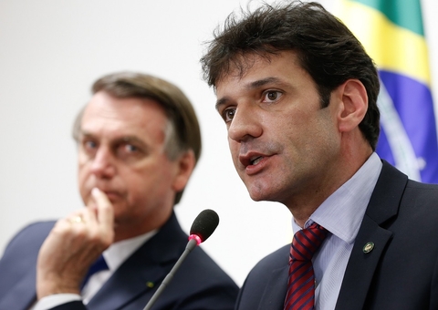 Bolsonaro demite ministro do Turismo 