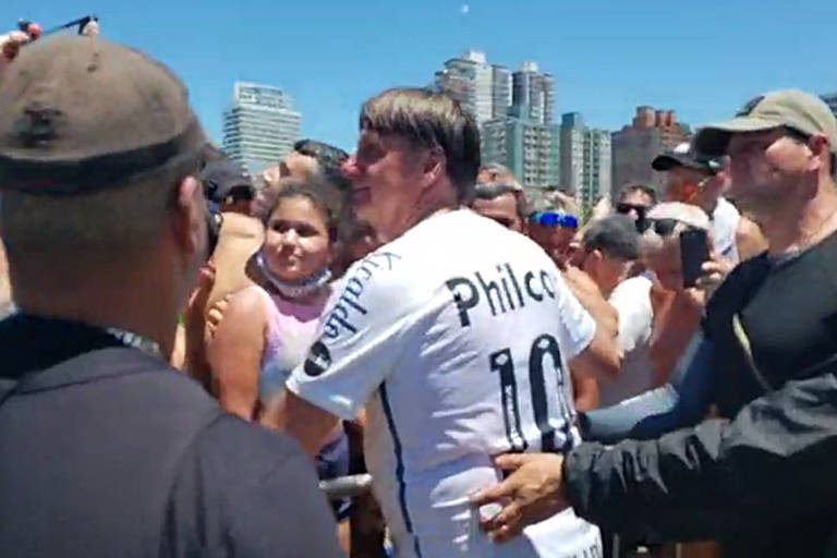 Sem máscara, Bolsonaro promove aglomeração no litoral de SP