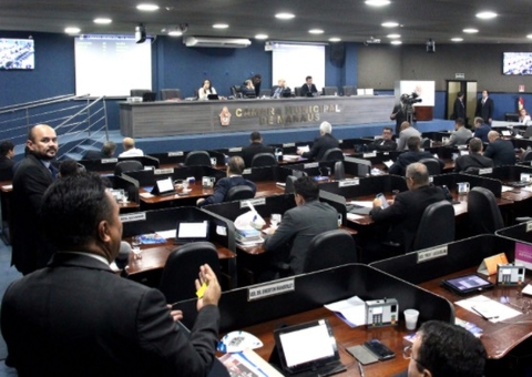 Apenas 10 vereadores eleitos integram base de apoio a Almeida na CMM