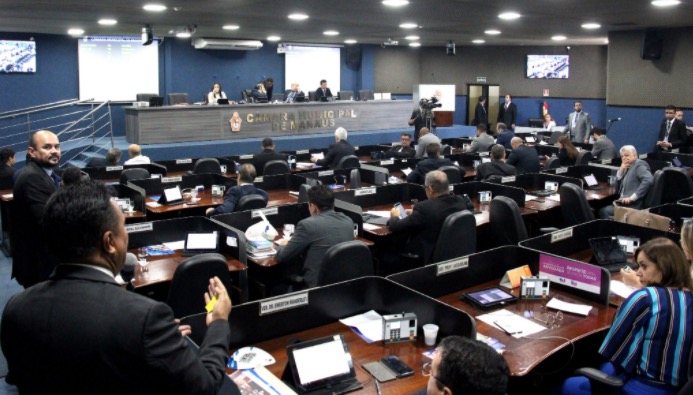 Apenas 10 vereadores eleitos integram base de apoio a Almeida na CMM