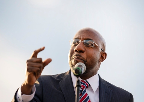 Pastor democrata é eleito primeiro senador negro da Geórgia