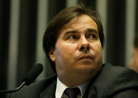 Maia critica declaração de Bolsonaro e presta apoio a Dilma