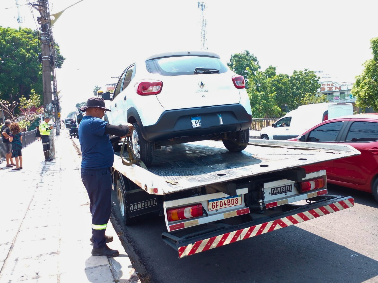 Motoristas são multados por estacionarem em pontes em Manaus