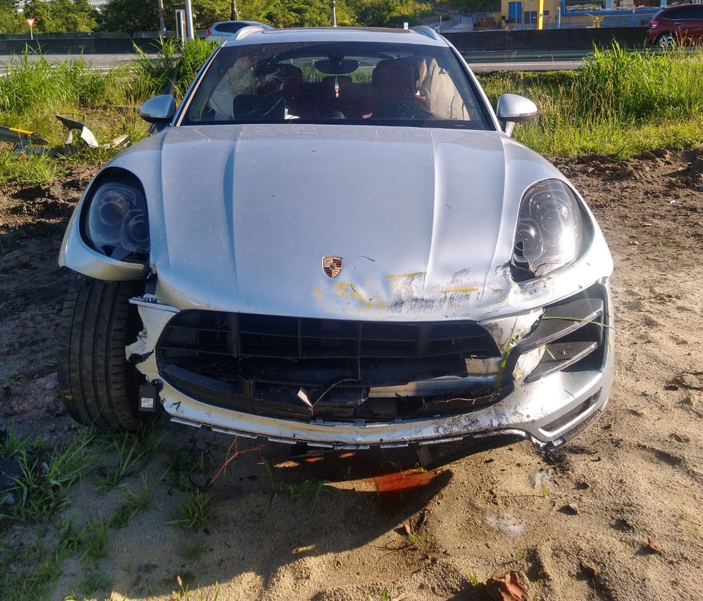Porsche é abandonado com R$ 6 mil em rodovia após acidente 