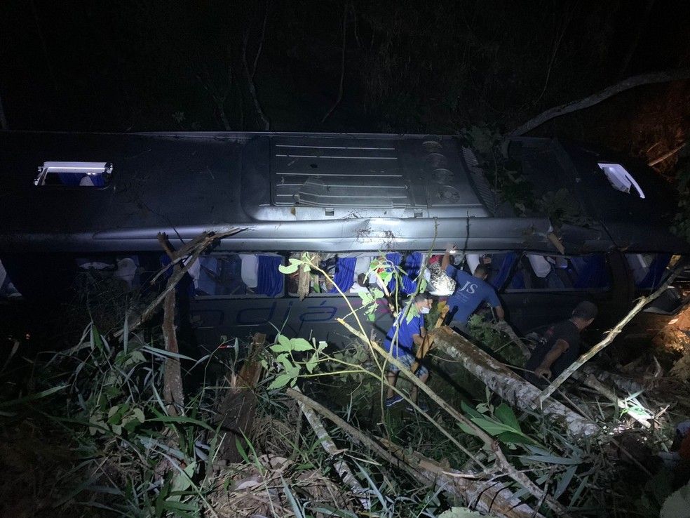 Acidente com ônibus deixa dois mortos e 34 feridos em Minas Gerais